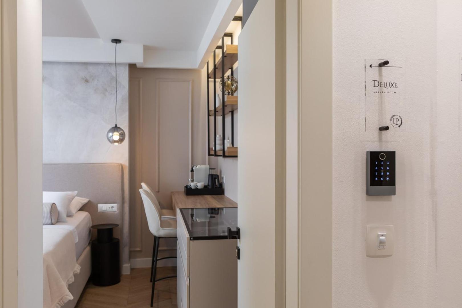 Luxury Le Prestige Few Minutes From Split's Iconic Waterfront Pensión *