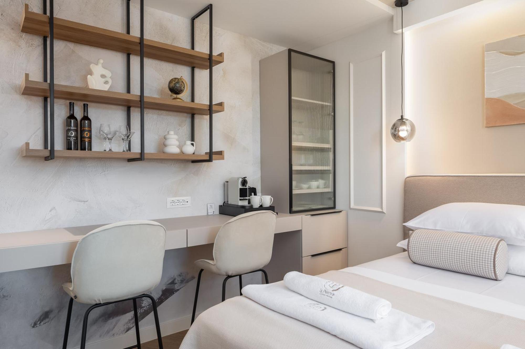 Luxury Le Prestige Few Minutes From Split's Iconic Waterfront Pensión